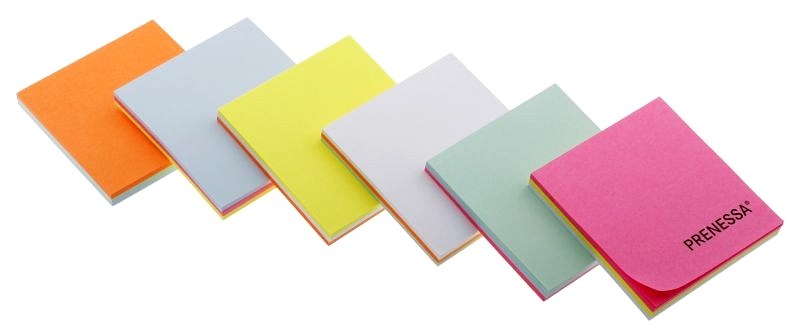 Blocs de post-it personnalisés multicolores alignés en éventail, prêts pour la rentrée en entreprise