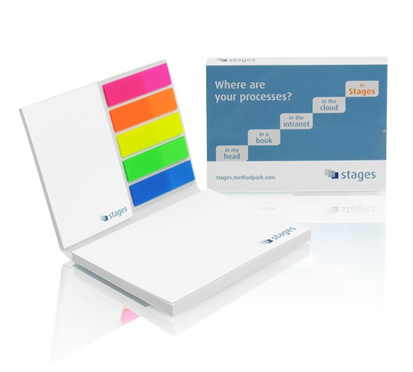 Post-it personnalisé et kit Combi Elite aux couleurs d'une entreprise, prêt pour un stand de salon professionnel